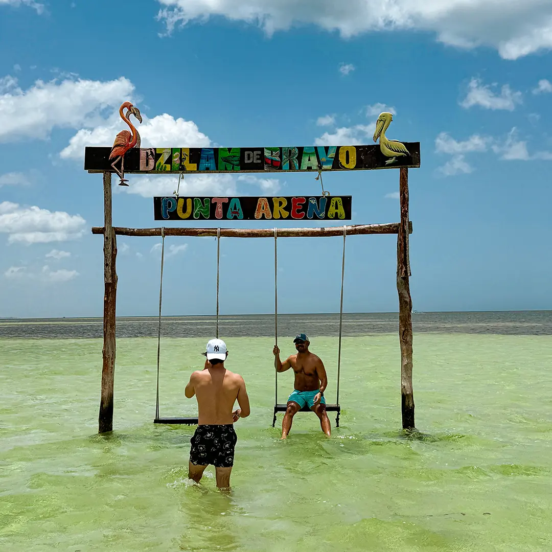 Moises y Felix en los columpios ubicados en Punta Arena