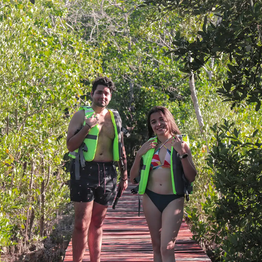Jacobo y Andrea en la entrada del Cenote Elepetén
