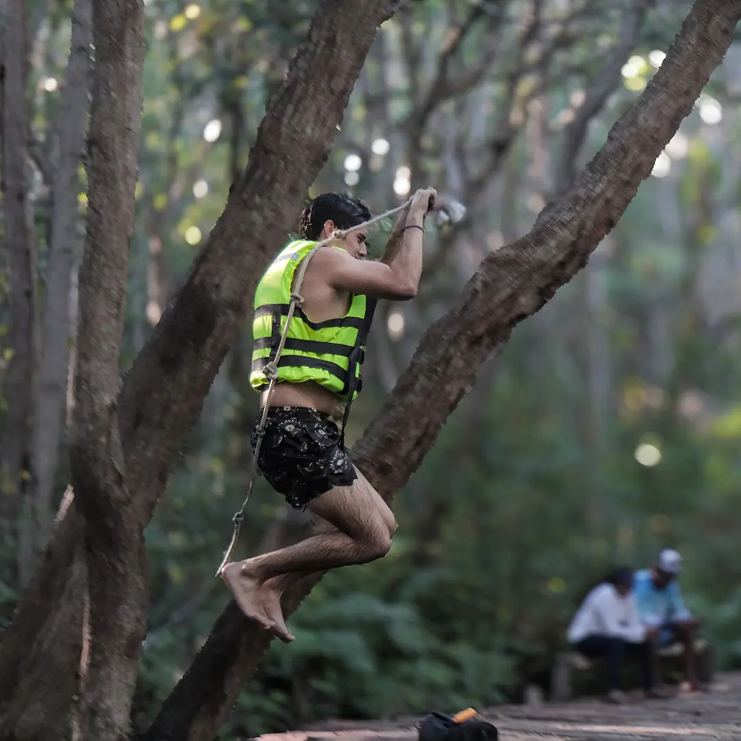 Moises lanzose desde la tiroleza en el cenote Elepetén