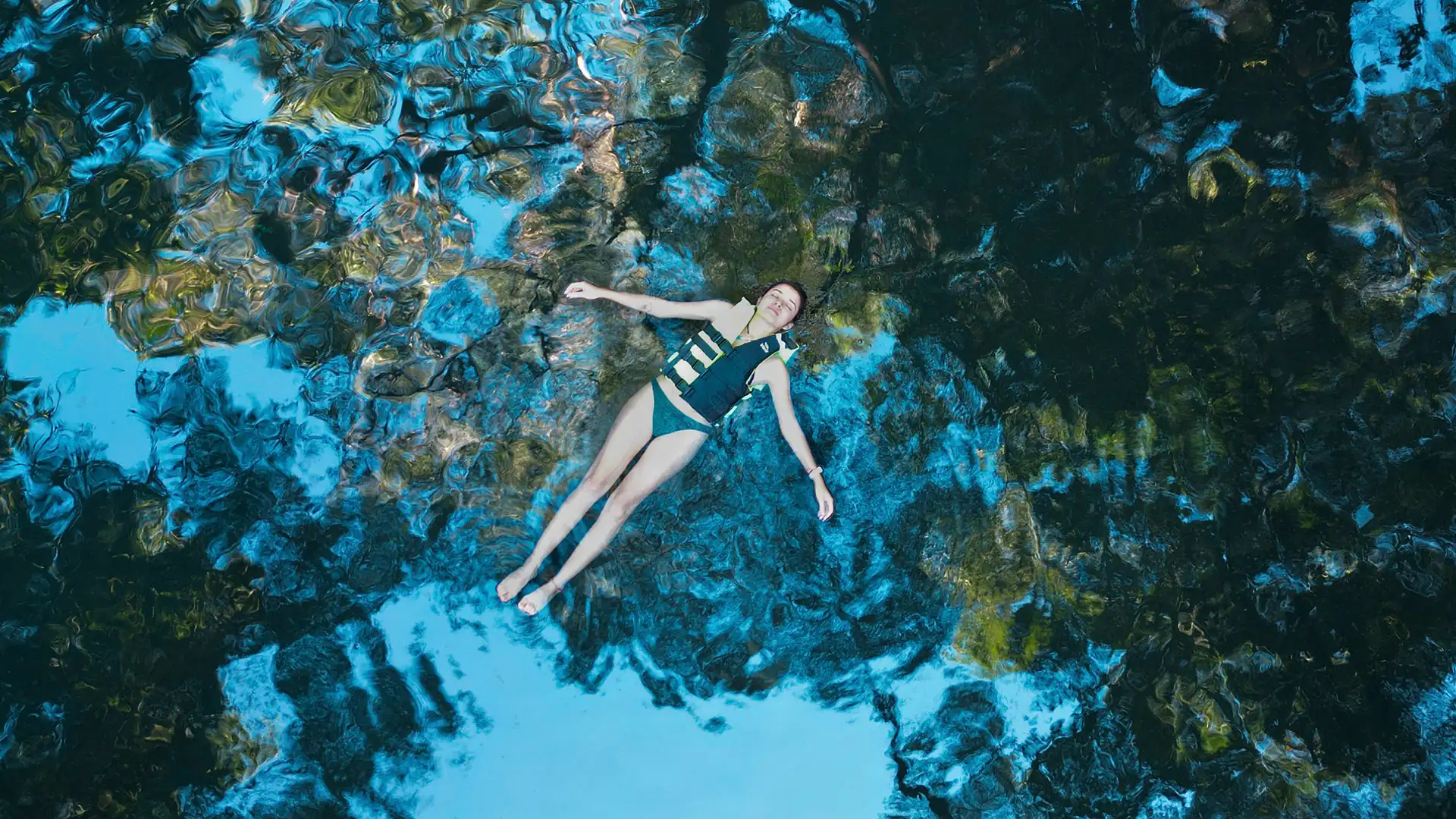 Andrea disfrutando del cenote